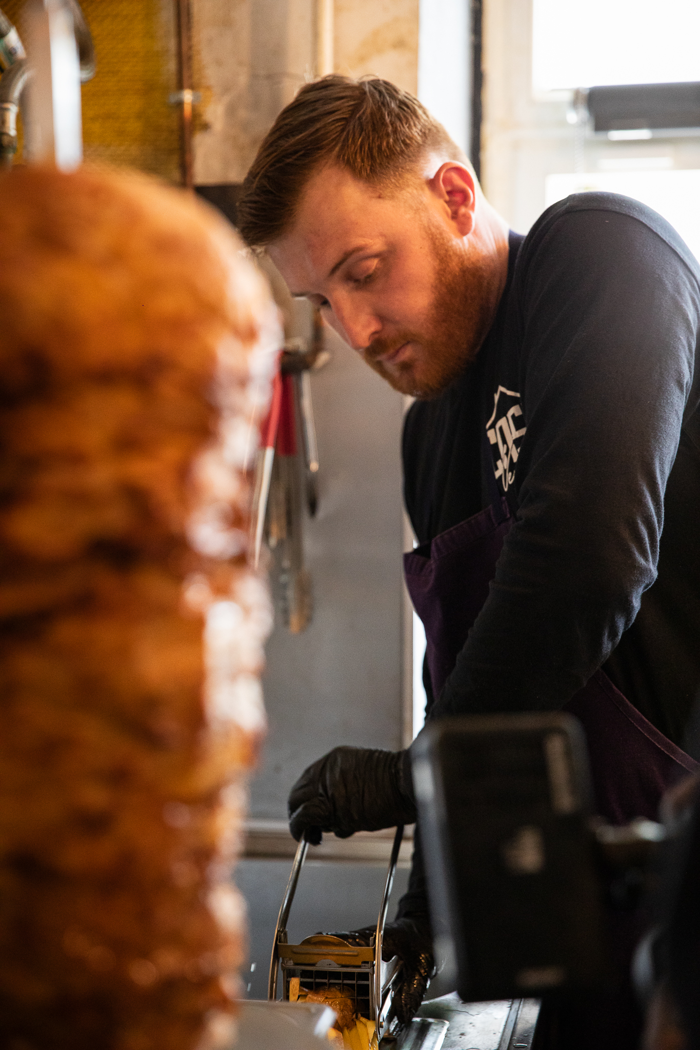 Erwan de Casa Venezia préparant un kebab