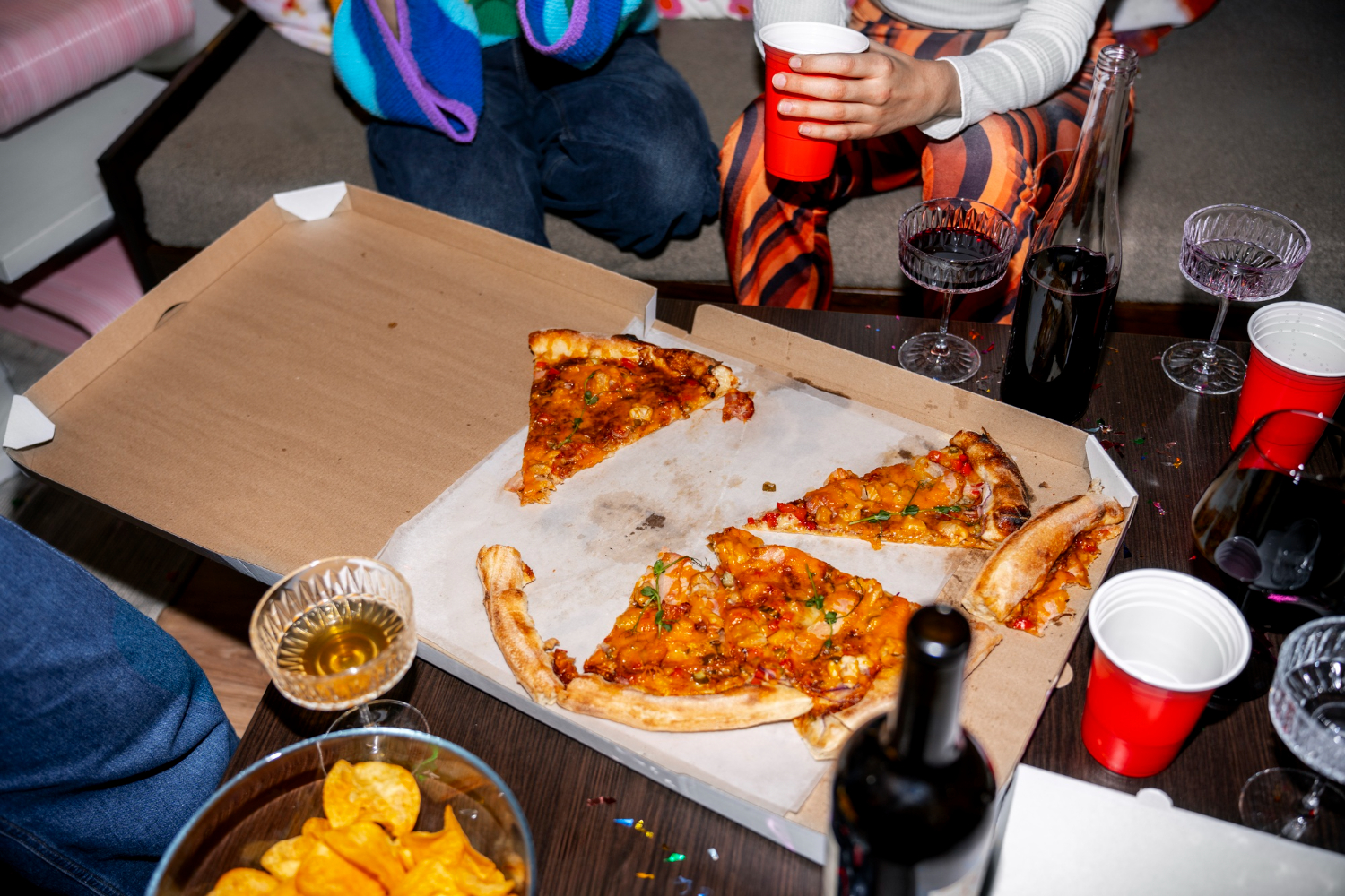 une pizza dans une soirée entre potes / ami(e)s